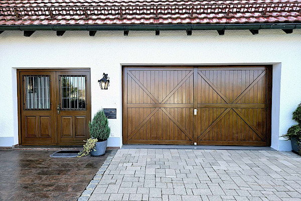 Doppelgarage + Hauseingang