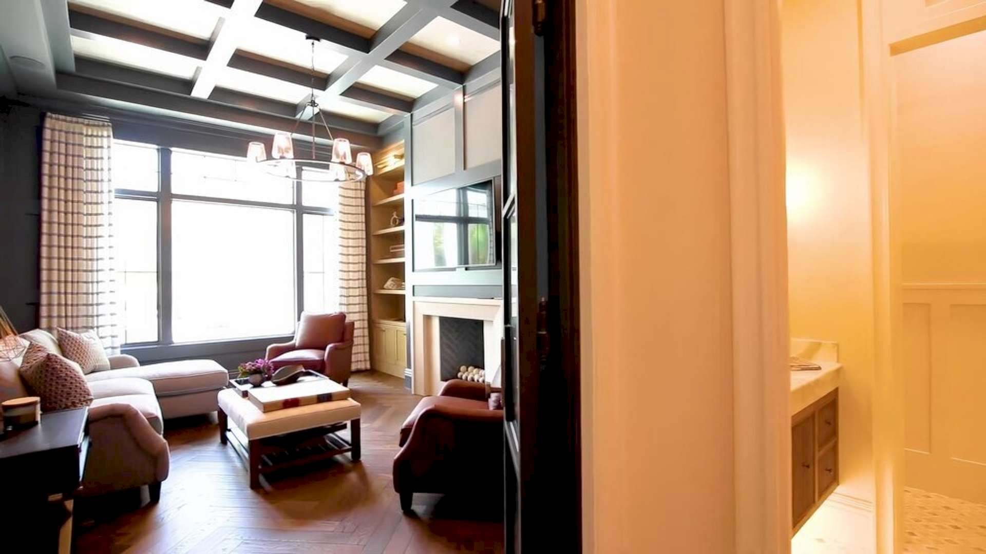 ein-wohnzimmer-mit-kamin-und-ein-stuhl-mit-kamin_1021079-519421