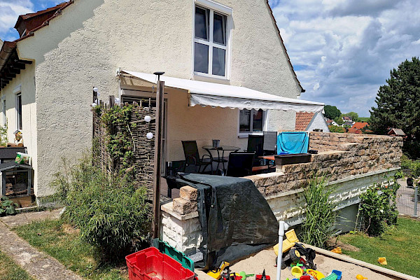 Außenansicht mit Terrasse